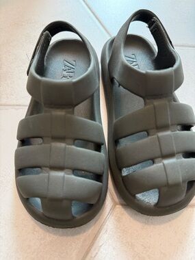 Zara toddler Kids Sandals size 26